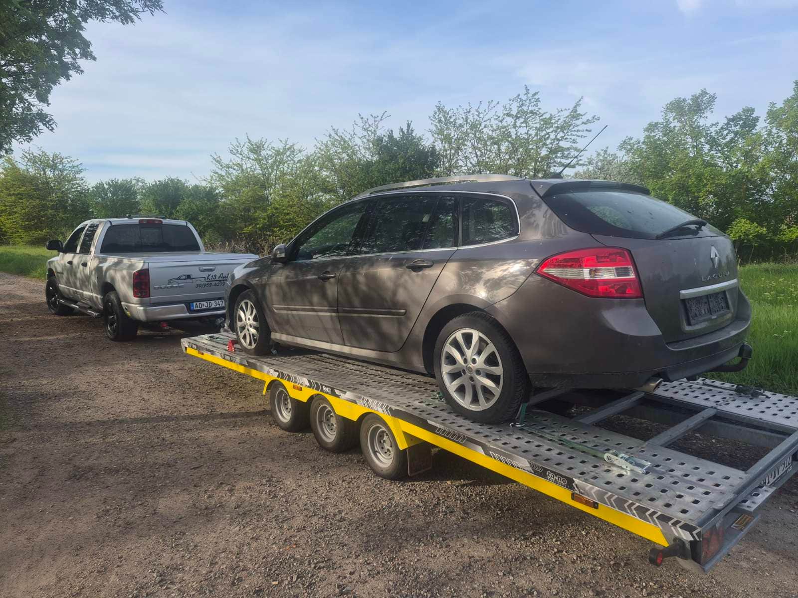Barna kombi a trélerre rakva, mögötte a K13 Autotrans pickupja